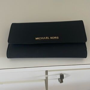 Brand new Michael Kors Jet Set Saffiano Leather Snap-front Wallet.